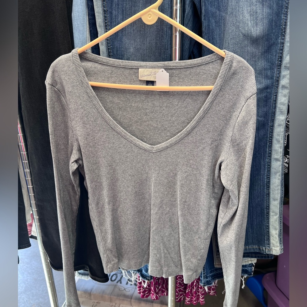Womens Universal thread V-neck top size L - Picture 1 of 2